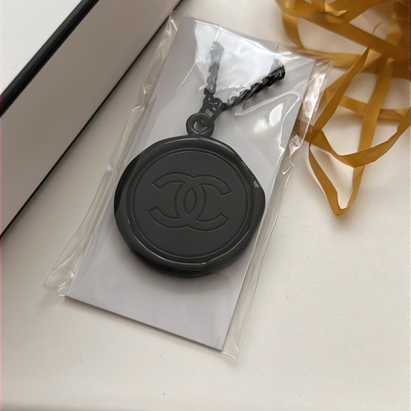 CHANEL bag charm or keychain - from the Advent Calender (Box 23) - Picture 2 of 4